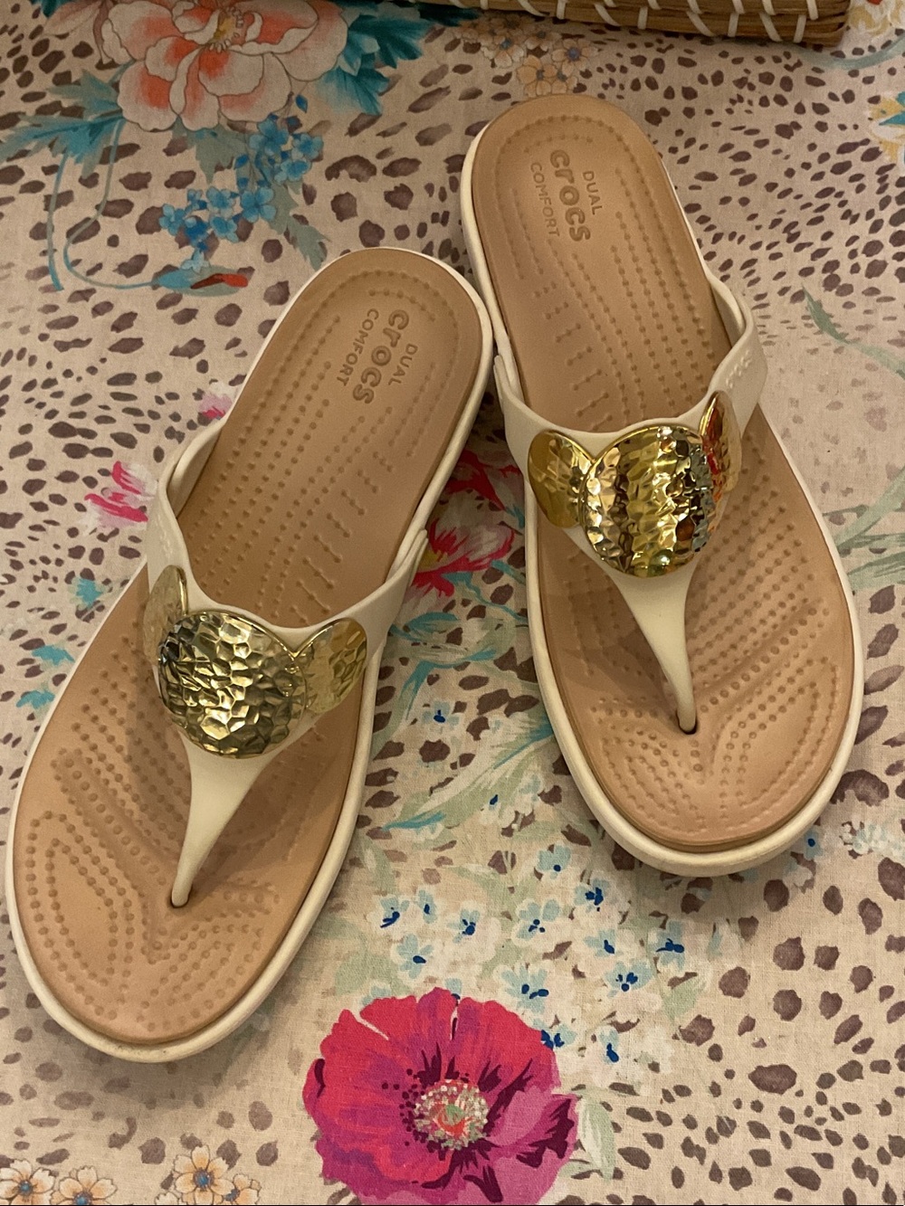 CROCS Sanrah Hammered Circle Wedge Sandals